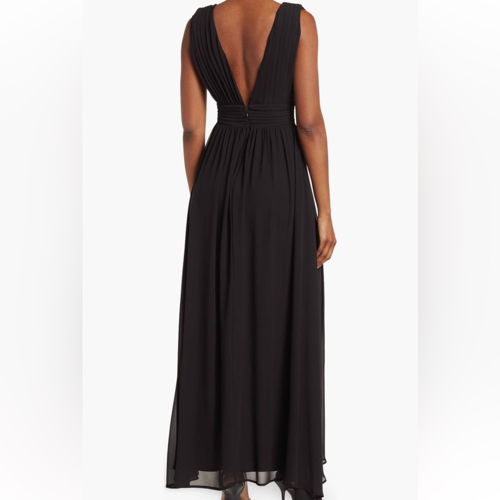 Love By Design
Athen Plunging
V-Neck Maxi Dress

Elegant Black Maxi Dress